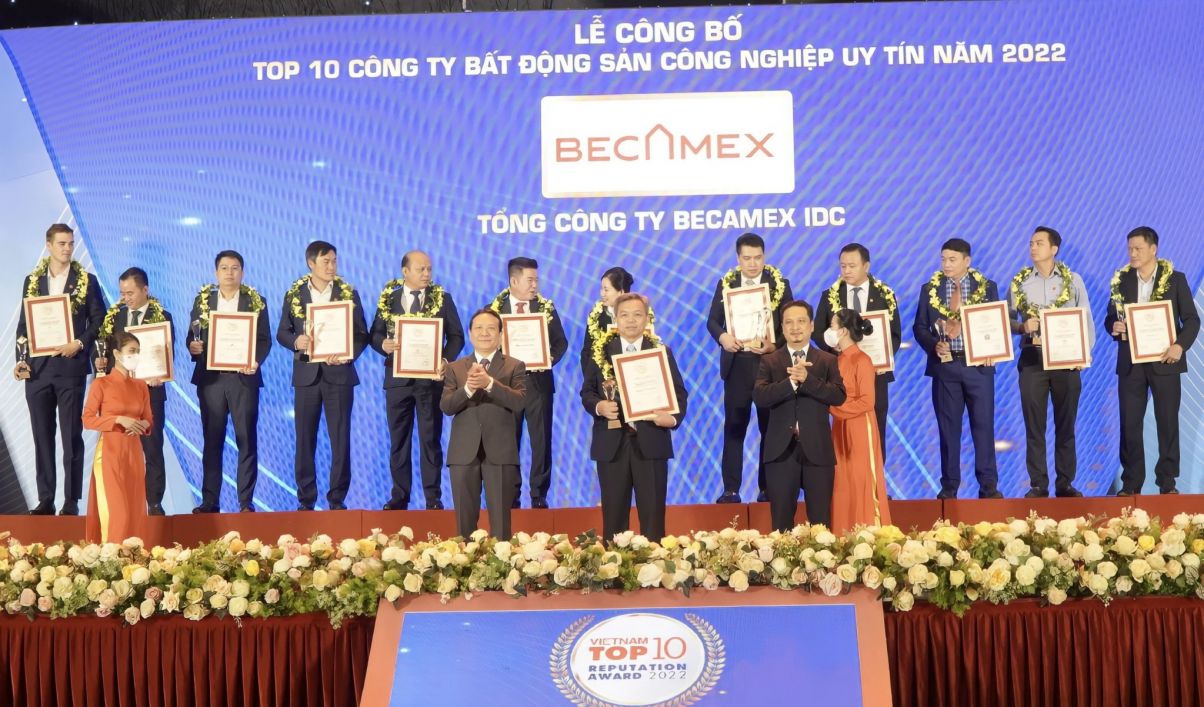 Đại diện Becamex IDC, Ông Nguyễn Văn Thanh Huy-Phó Tổng Giám đốc- nhận giấy chứng nhận từ Ban Tổ chức Lễ công bố Top 10 công ty bất động sản công nghiệp uy tín năm 2022.